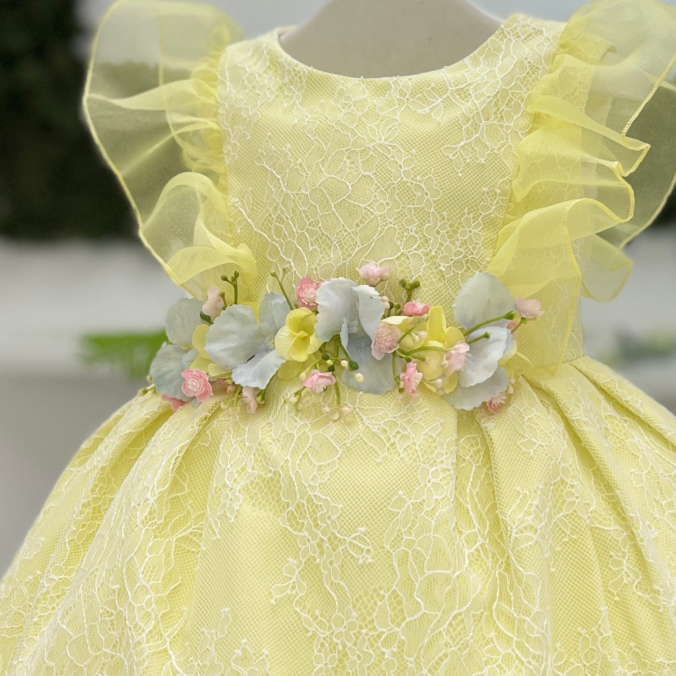 Abito in pizzo ed organza