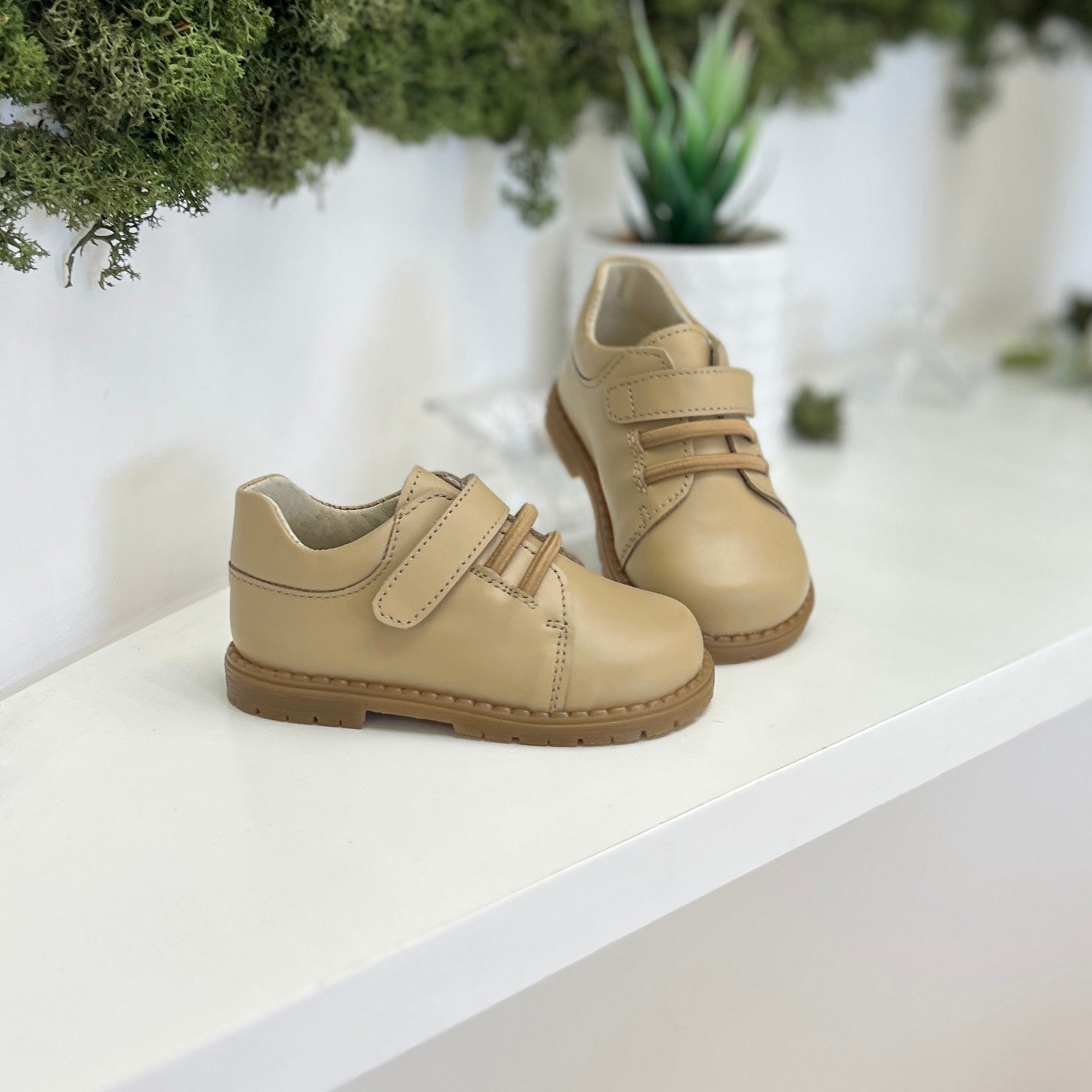 Scarpa stringata con velcro