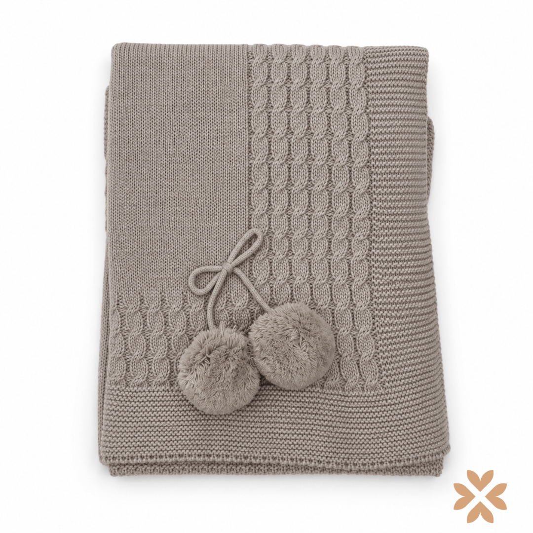 Copertina in Maglia con Trecce e Pompon - Baby Fashion