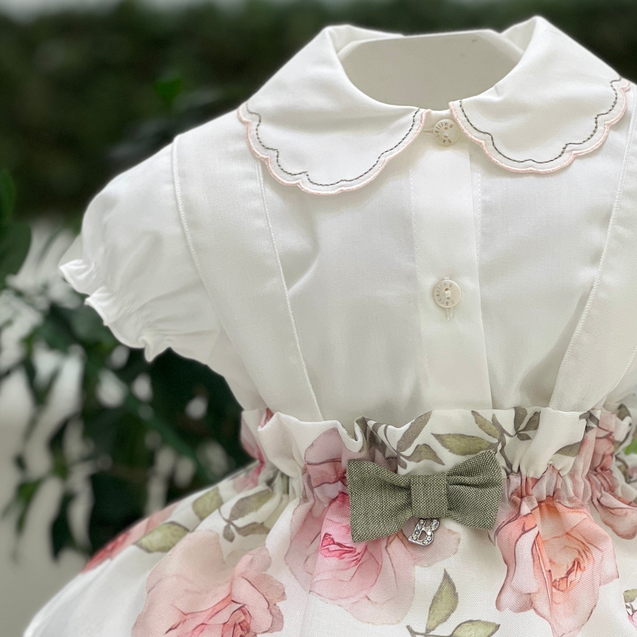 Barcellino - Blusa e salopette con rose