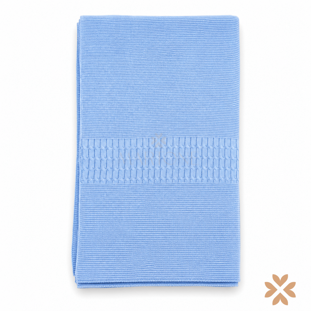 Coperta Neonato in Maglia Celeste con Lavorazione Centrale