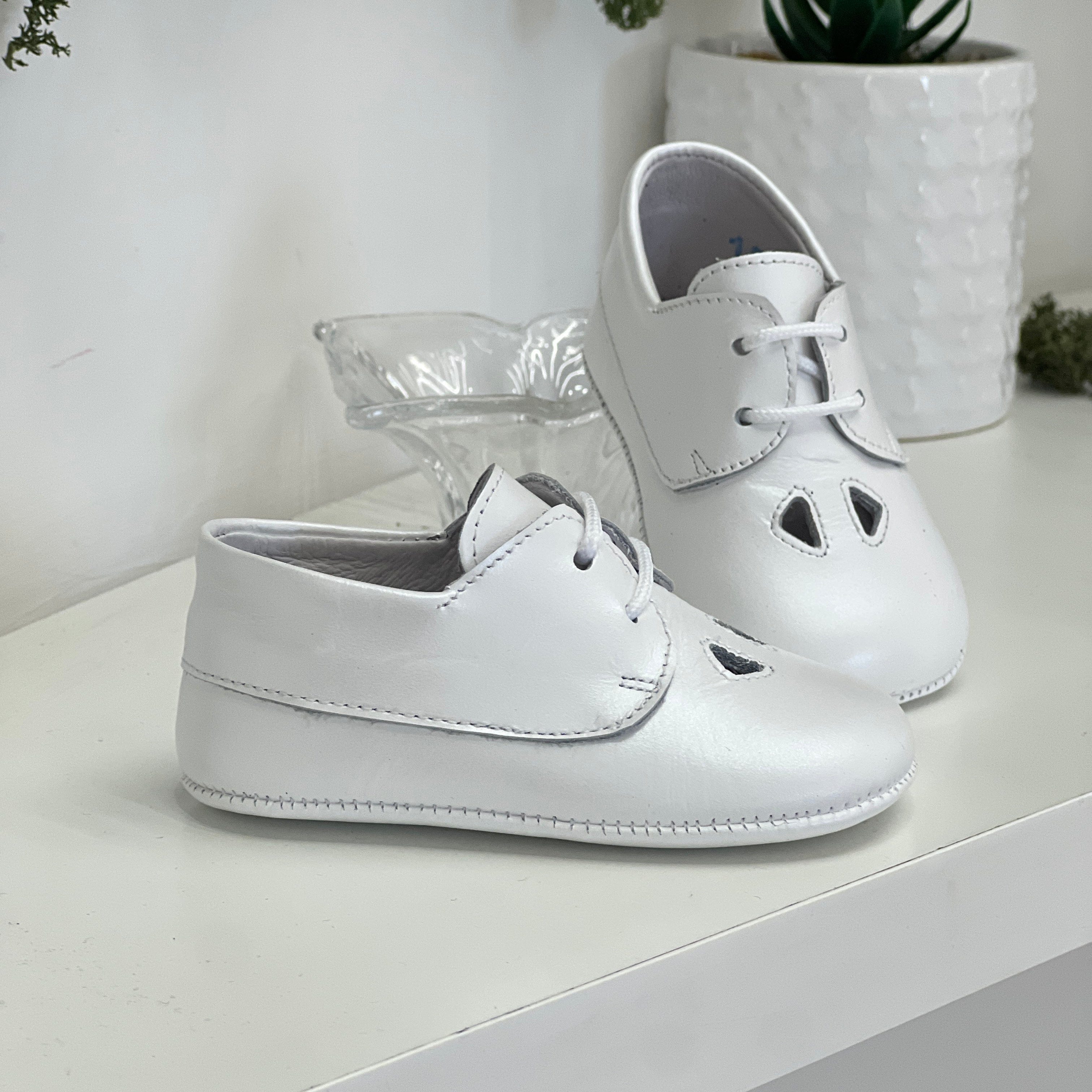 Scarpina stringata con occhiello