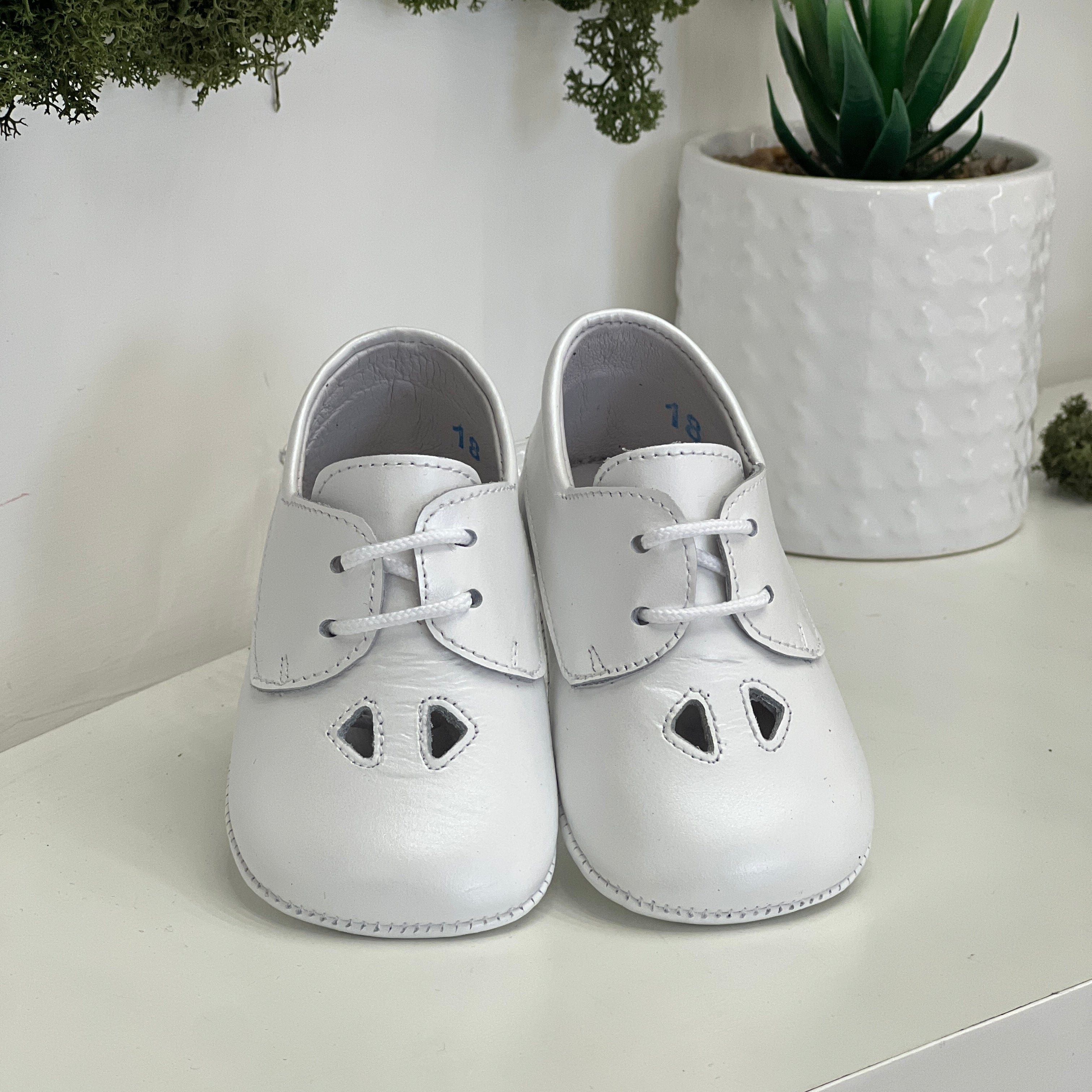 Scarpina stringata con occhiello