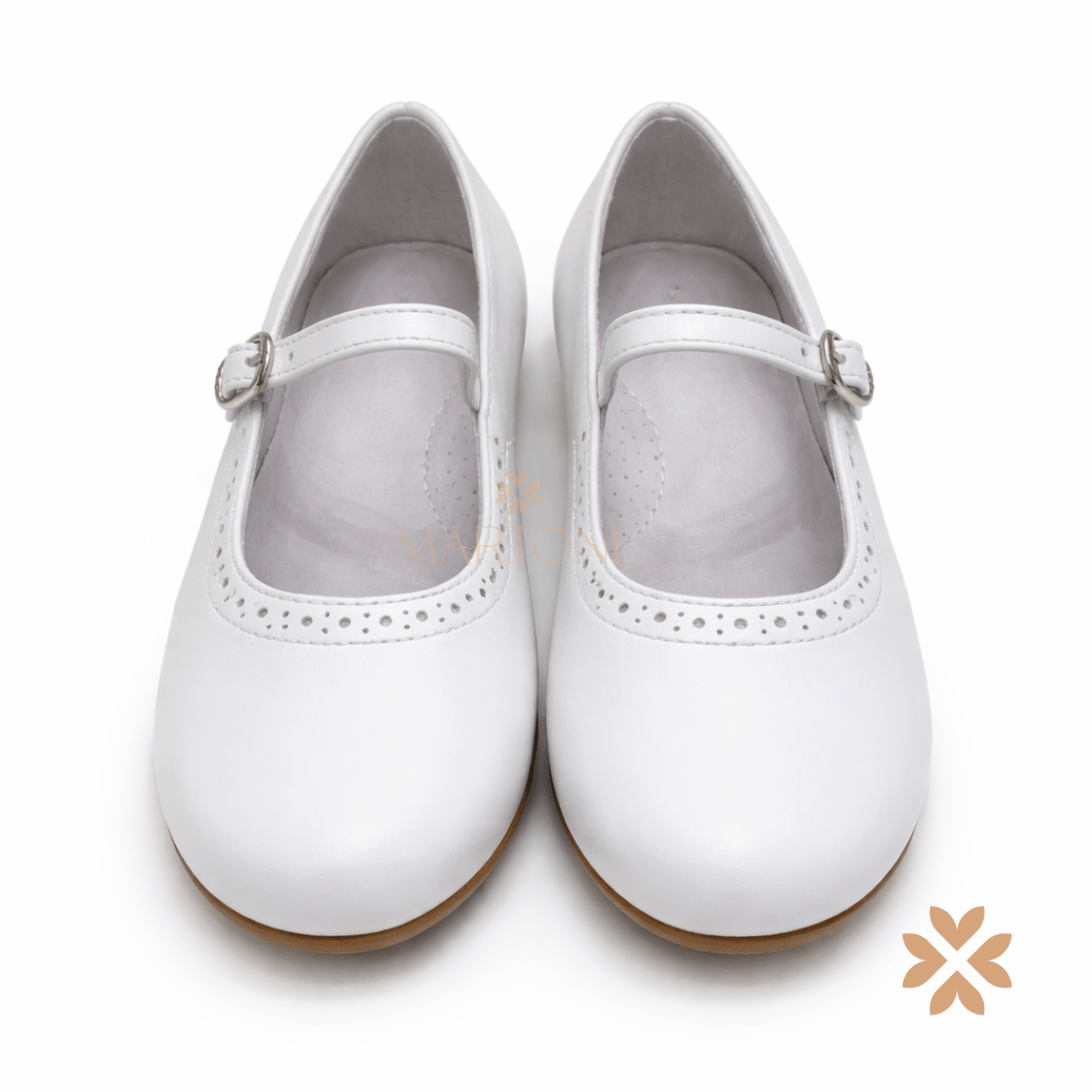 Ballerina elegante con trafori