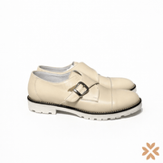 Scarpa elegante con strappo