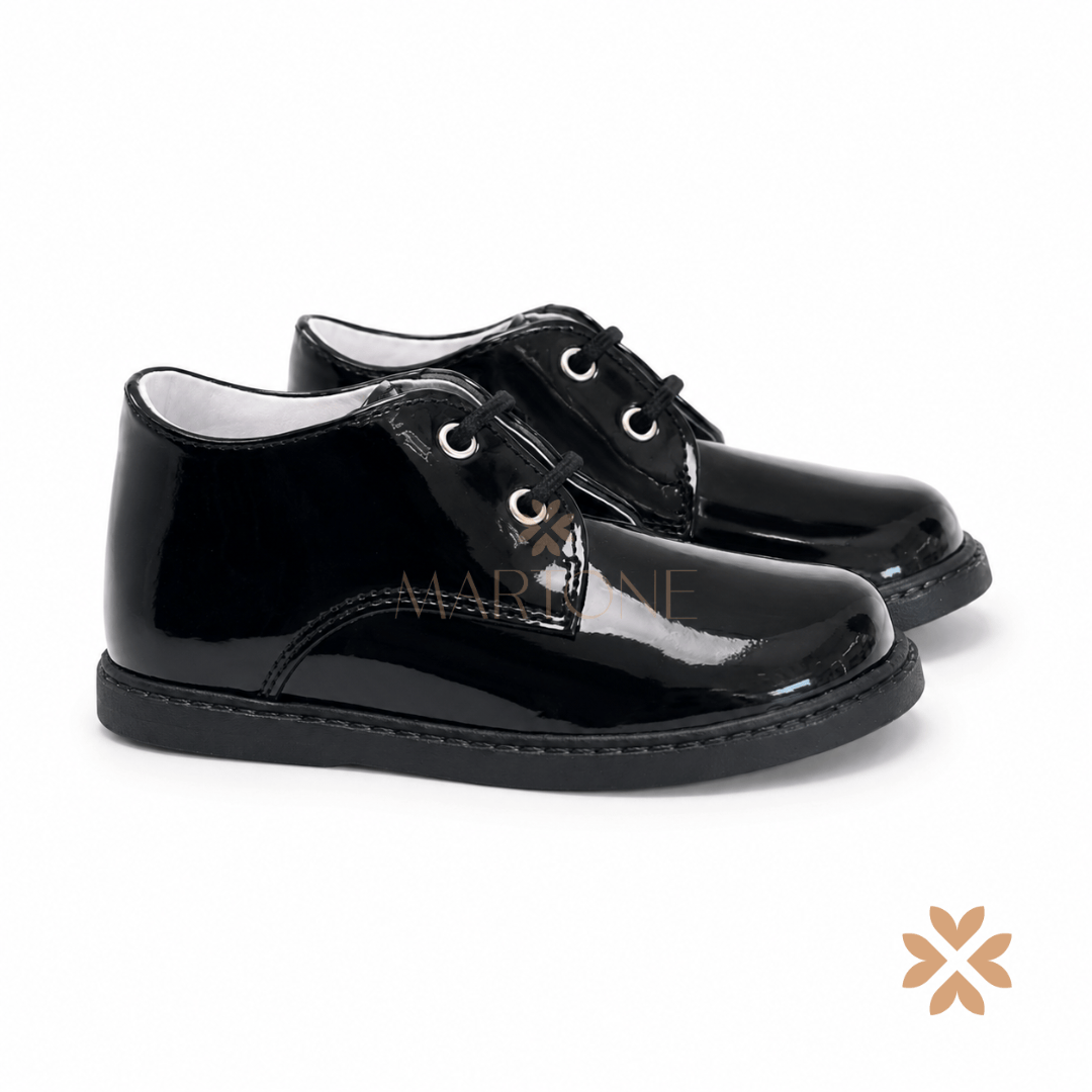 Scarpine in vernice nera con lacci