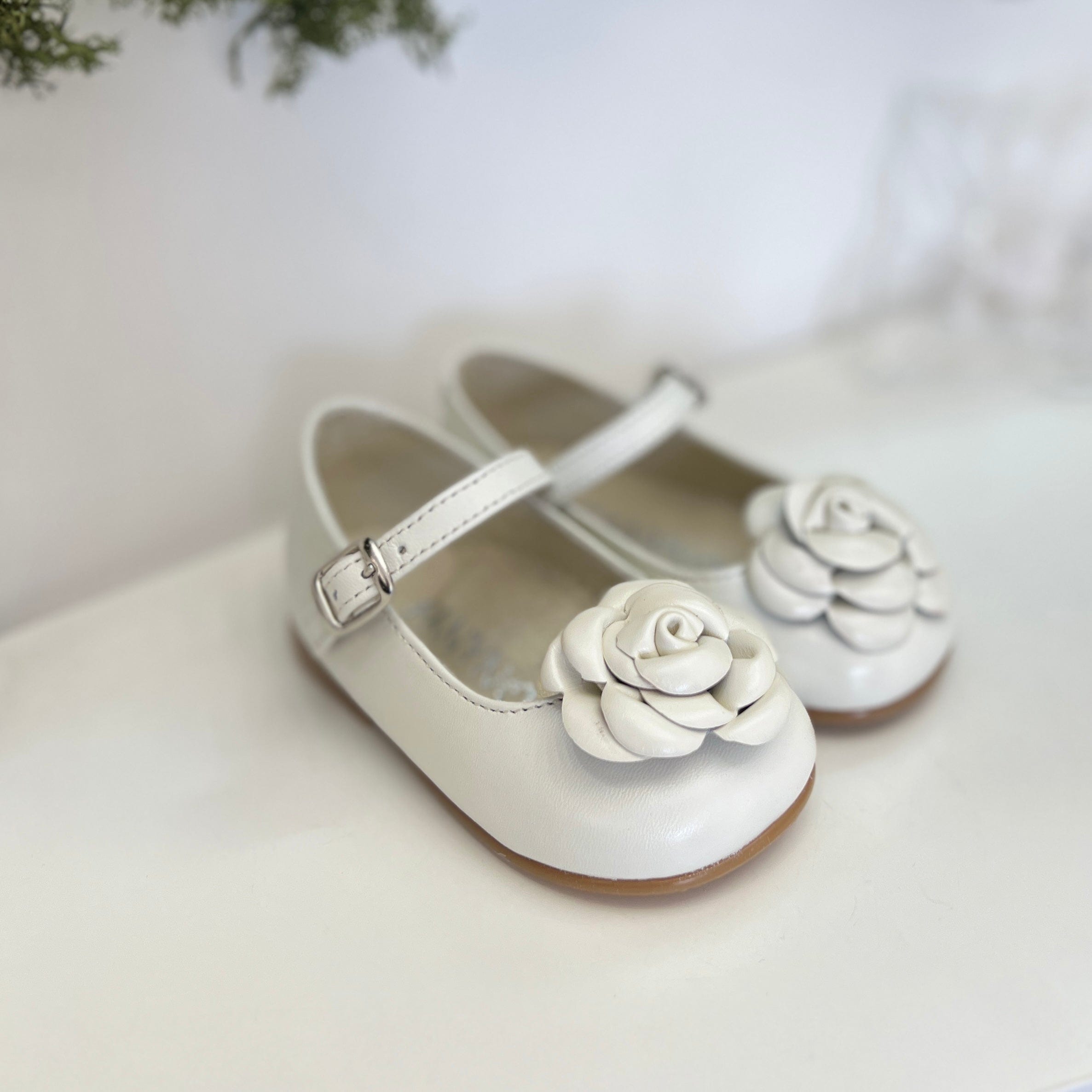 Ballerina con fiore in pelle