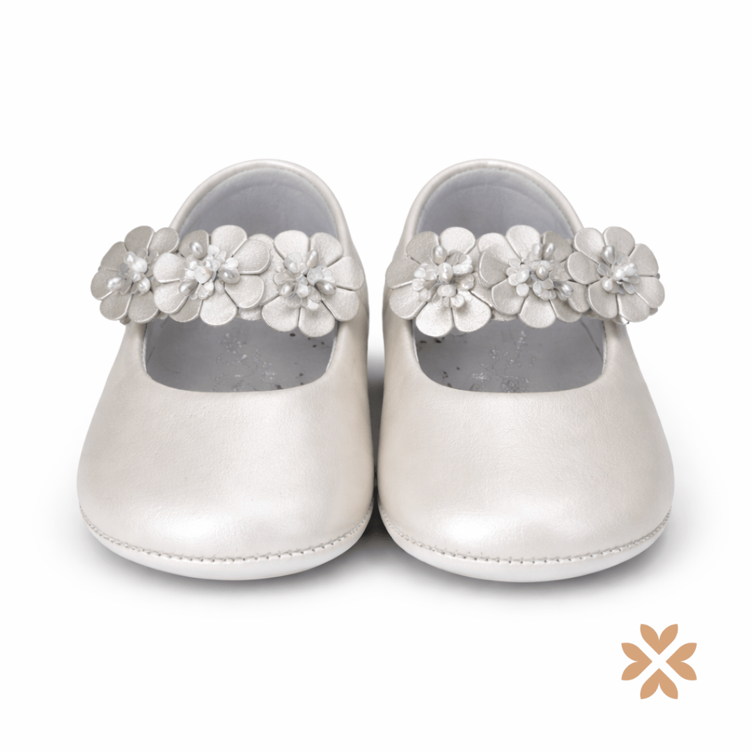 Scarpine culla con fascia floreale e perle