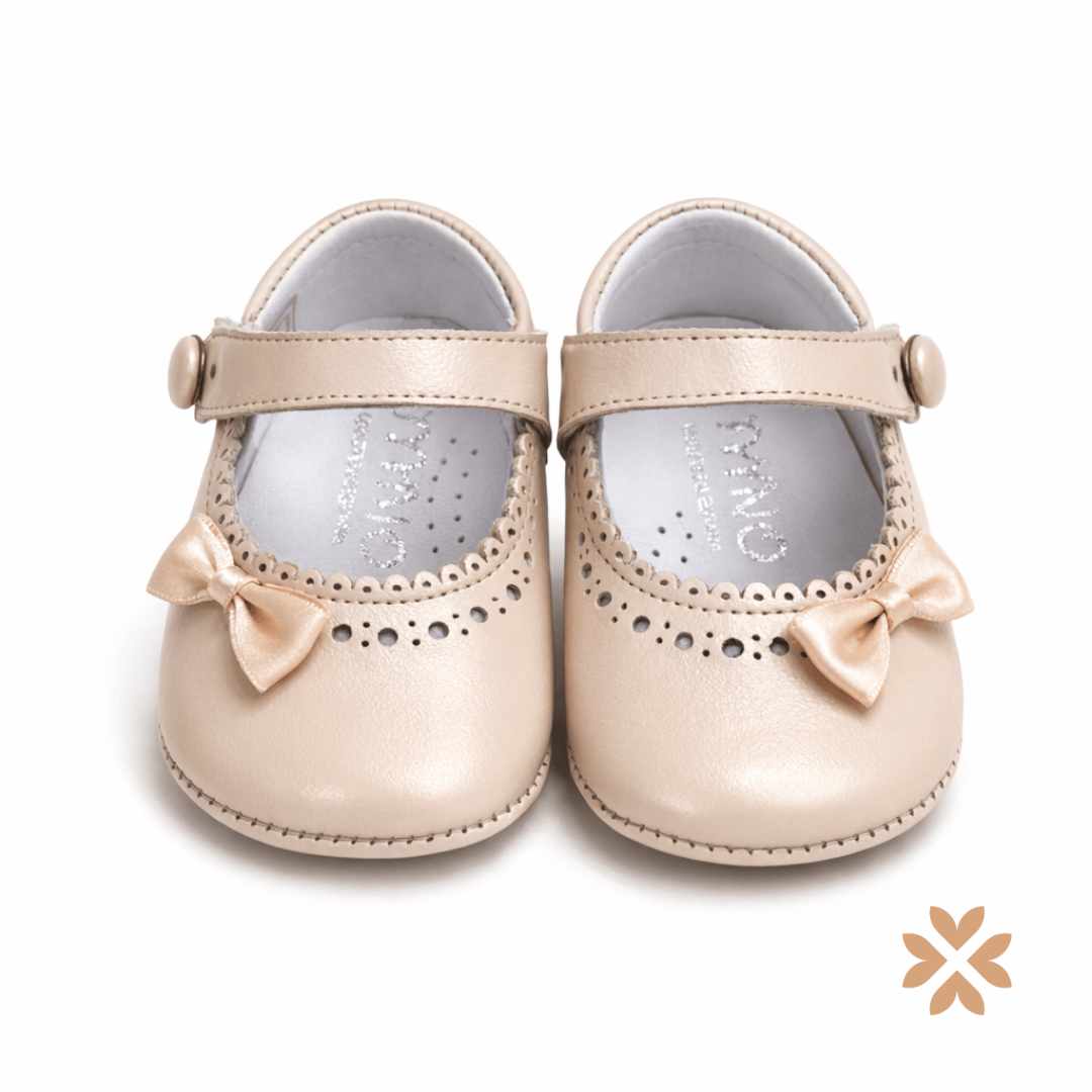 Scarpina beige con fiocco e trafori