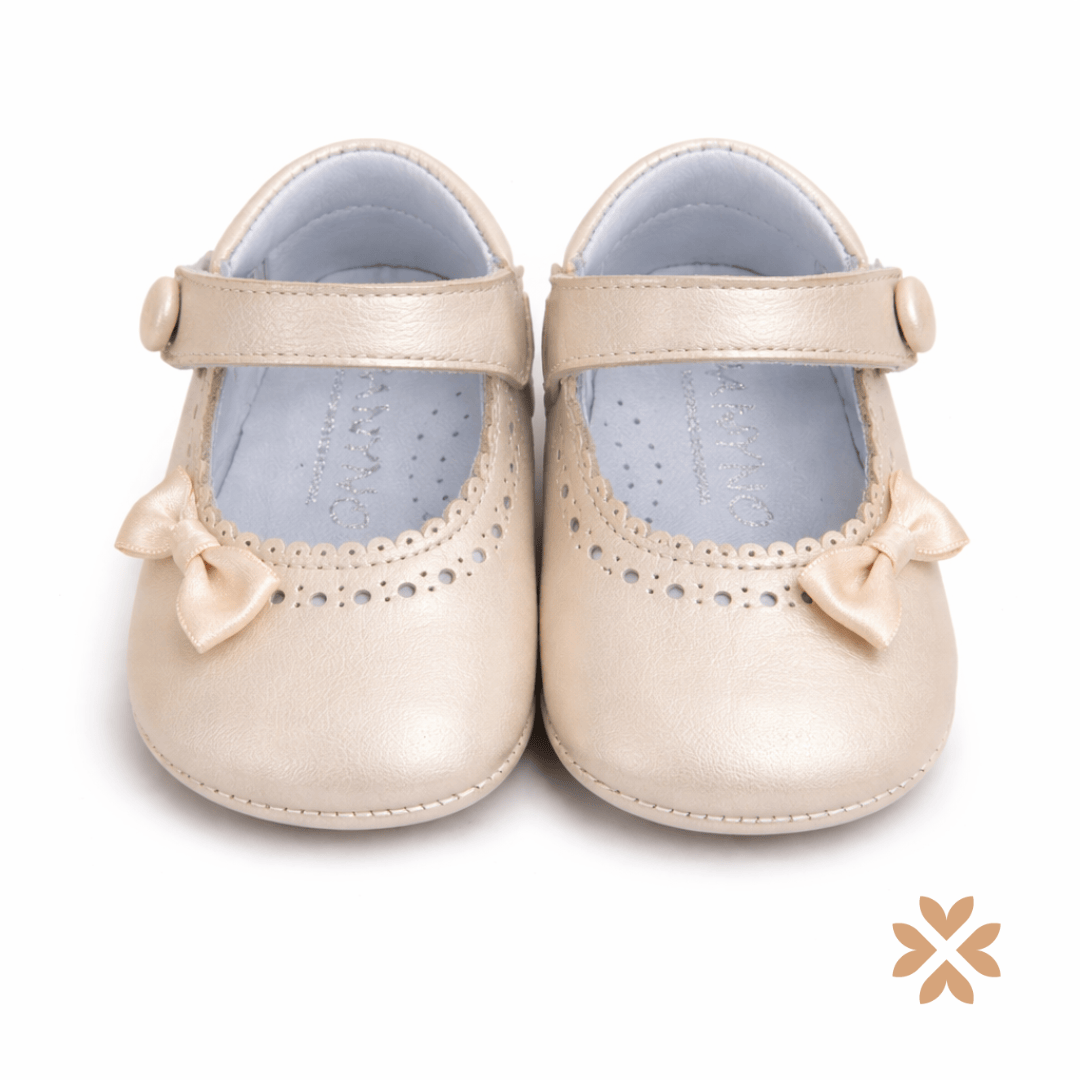 Scarpina beige con fiocco e trafori