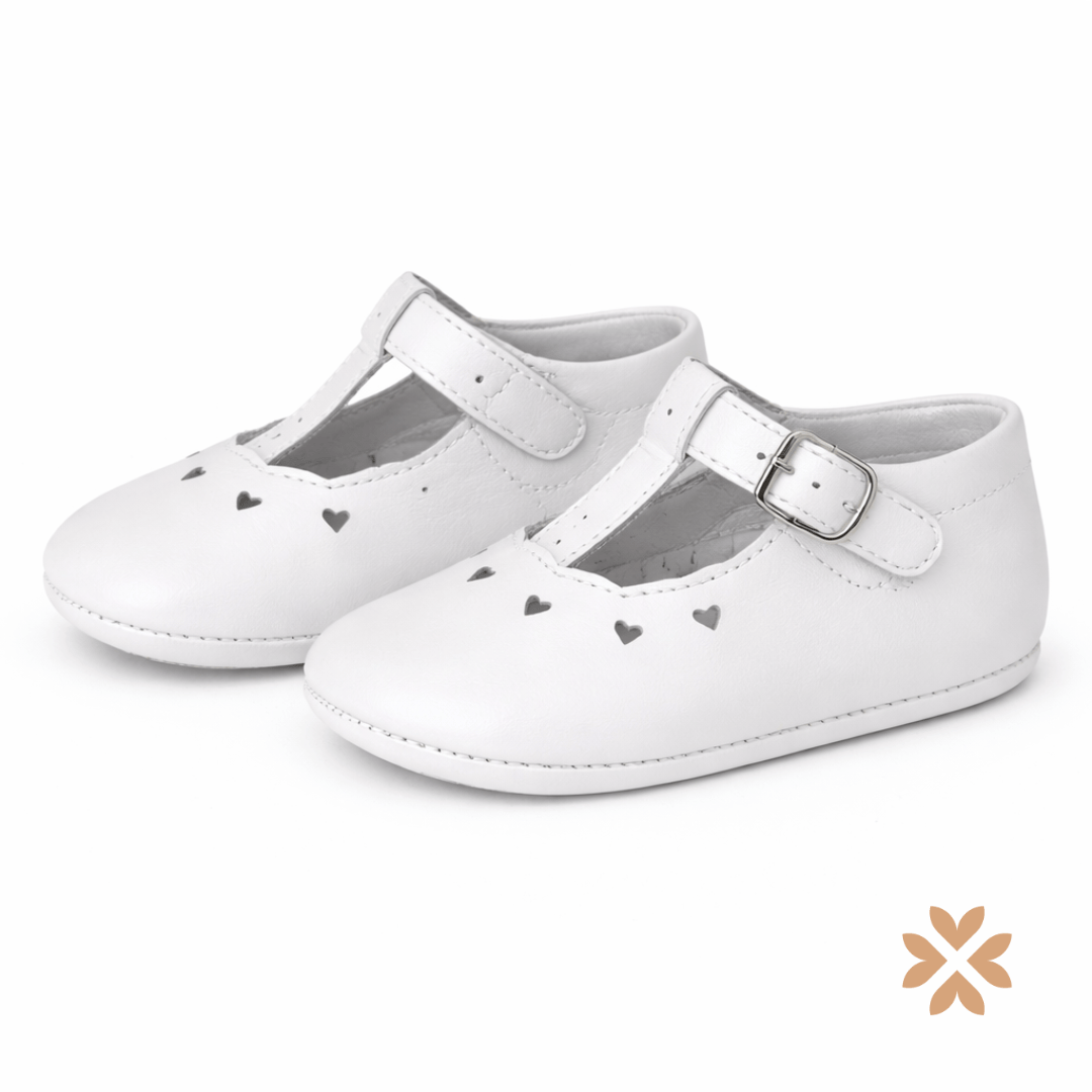 Scarpine culla con cuori traforati