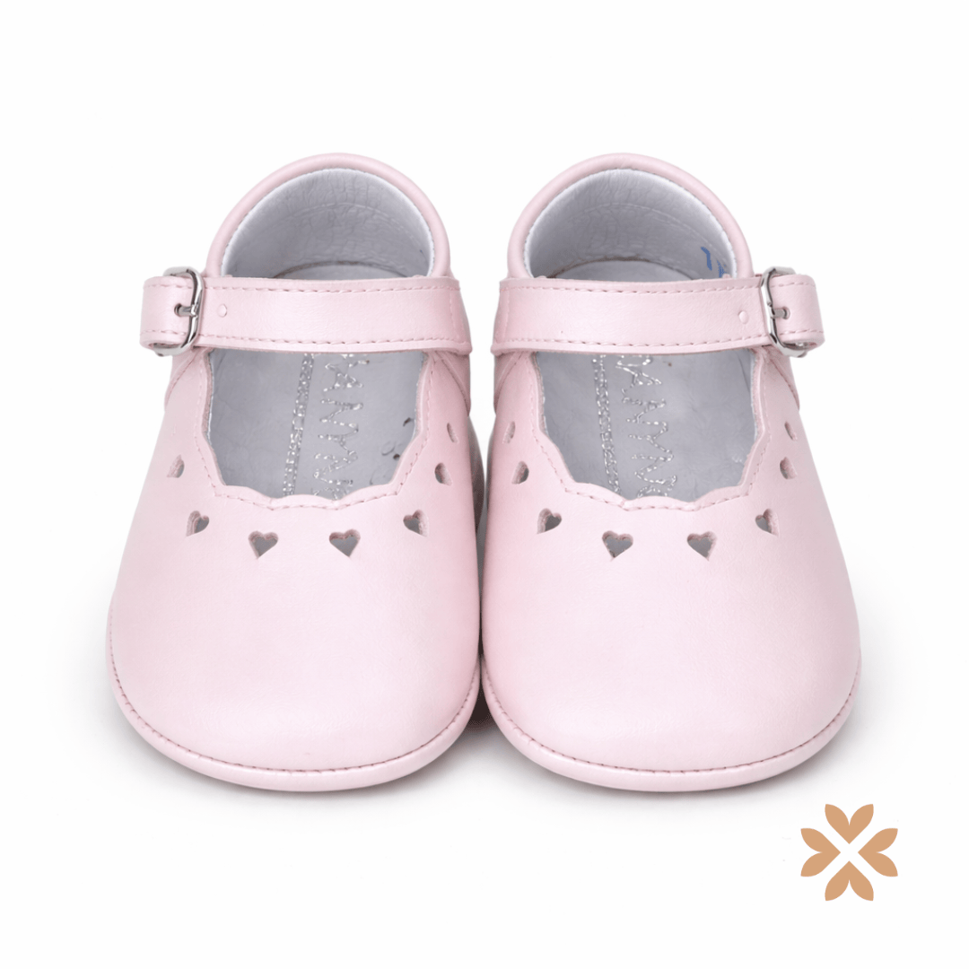 Scarpine culla rosa con cuori traforati