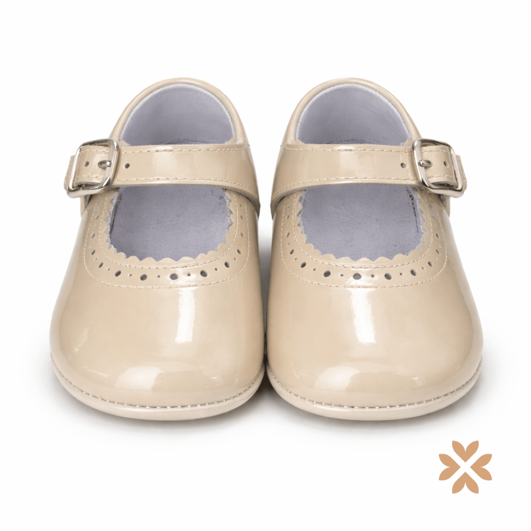 Scarpine culla vernice con cinturino