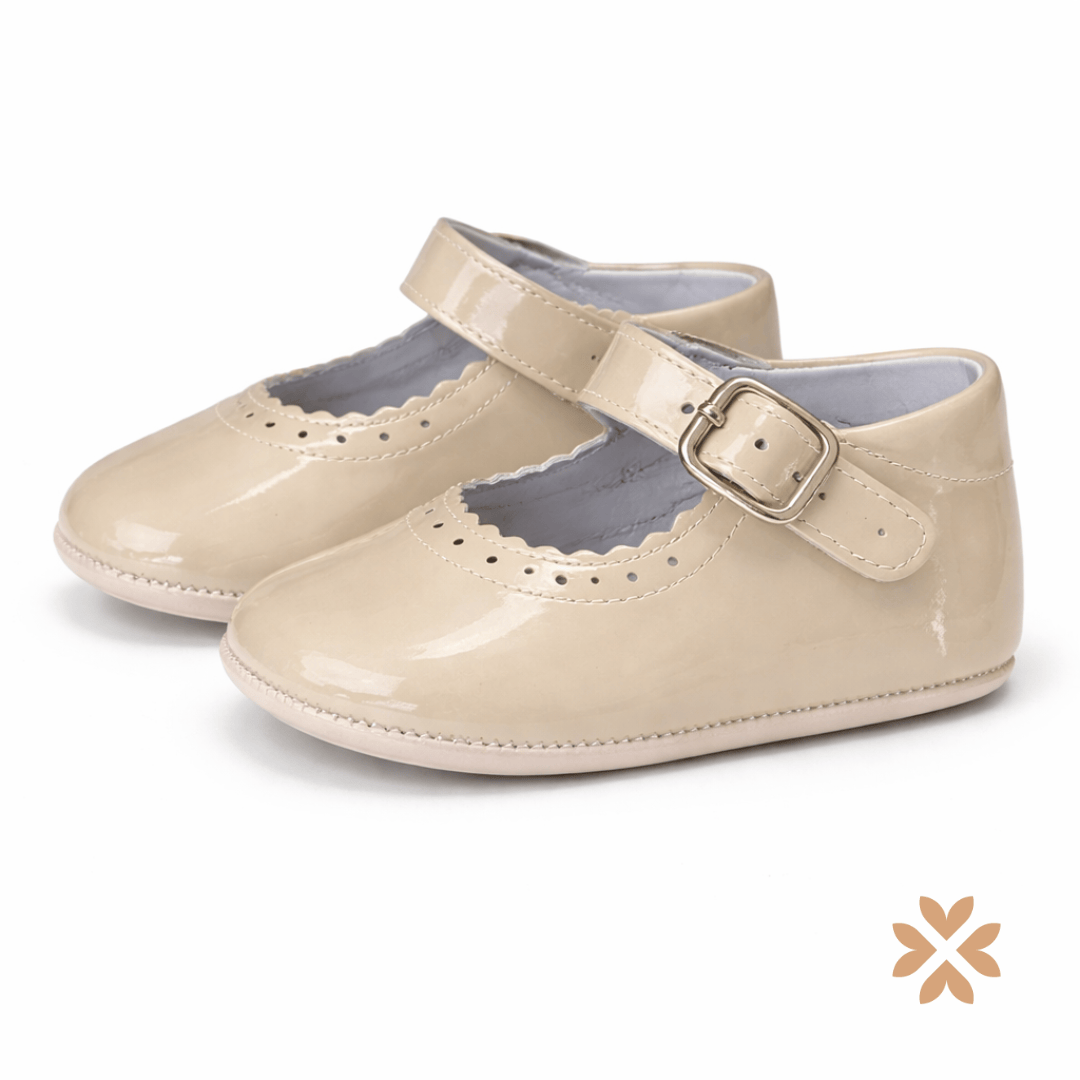 Scarpine culla vernice con cinturino