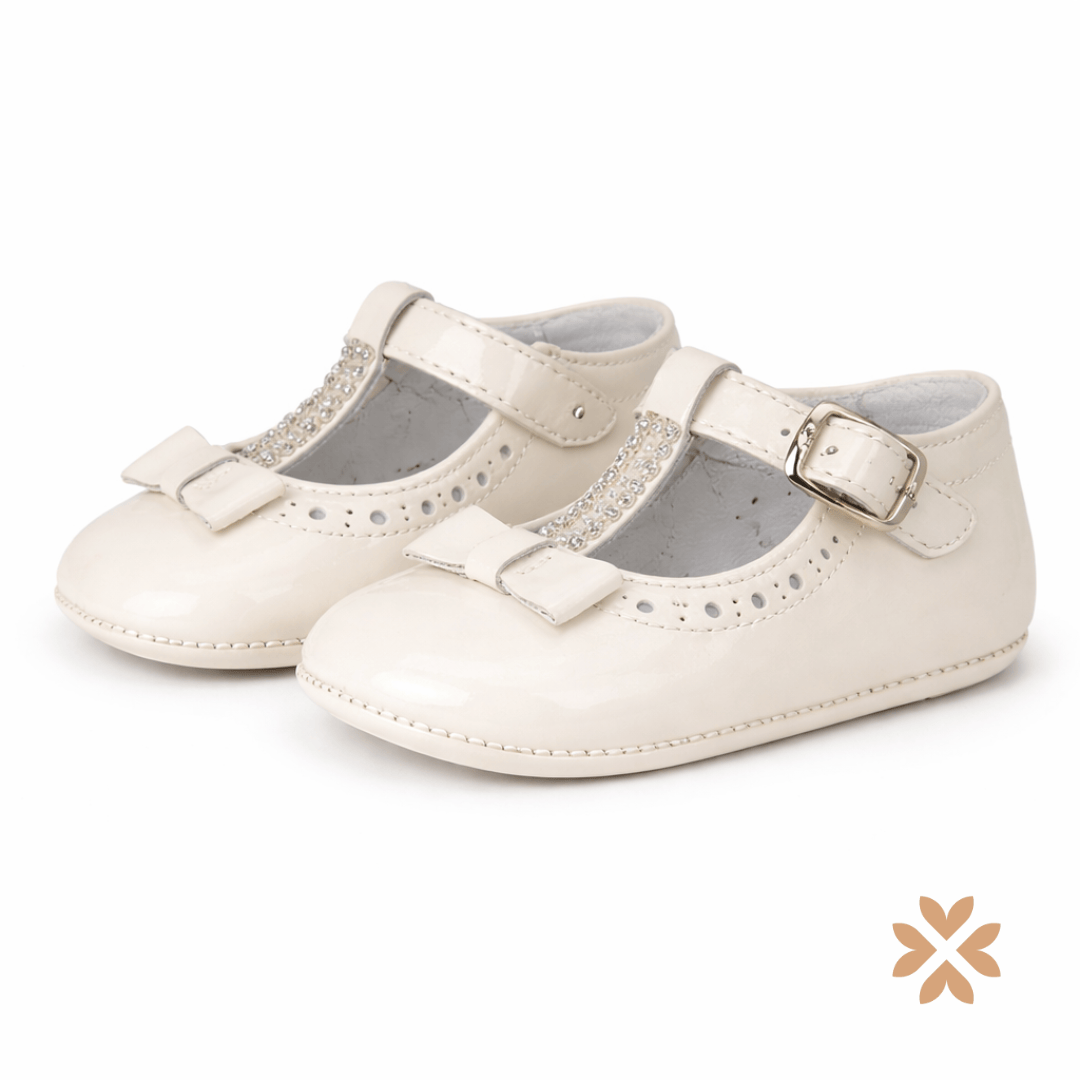 Scarpine culla vernice con fiocco e strass