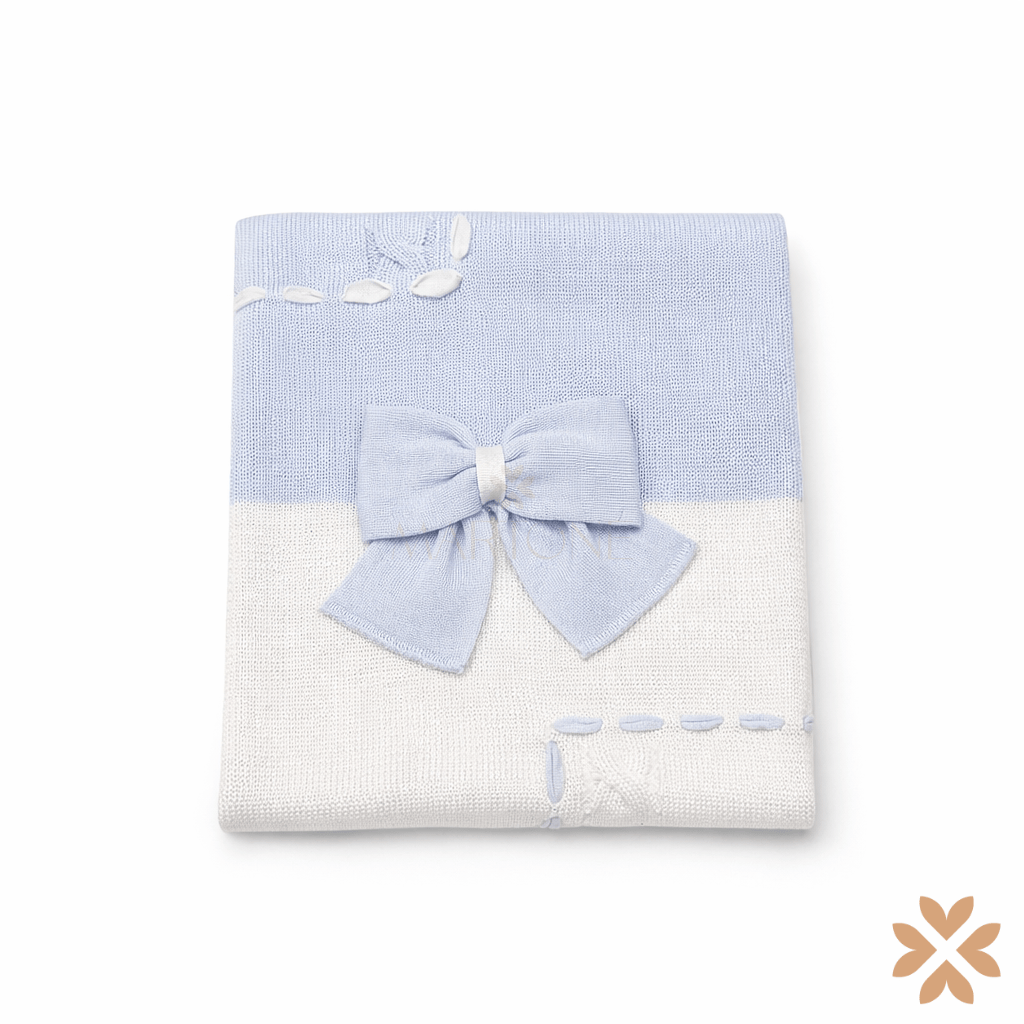 Coperta in filo celeste e bianco con fiocco – Primodì Bebè