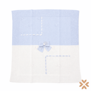 Coperta in filo celeste e bianco con fiocco – Primodì Bebè