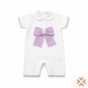 Pagliaccetto in filo bianco e glicine con fiocco – Primodì Bebè