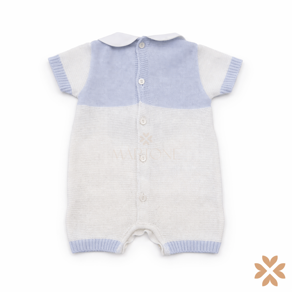 Pagliaccetto in filo celeste e bianco con fiocco – Primodì Bebè