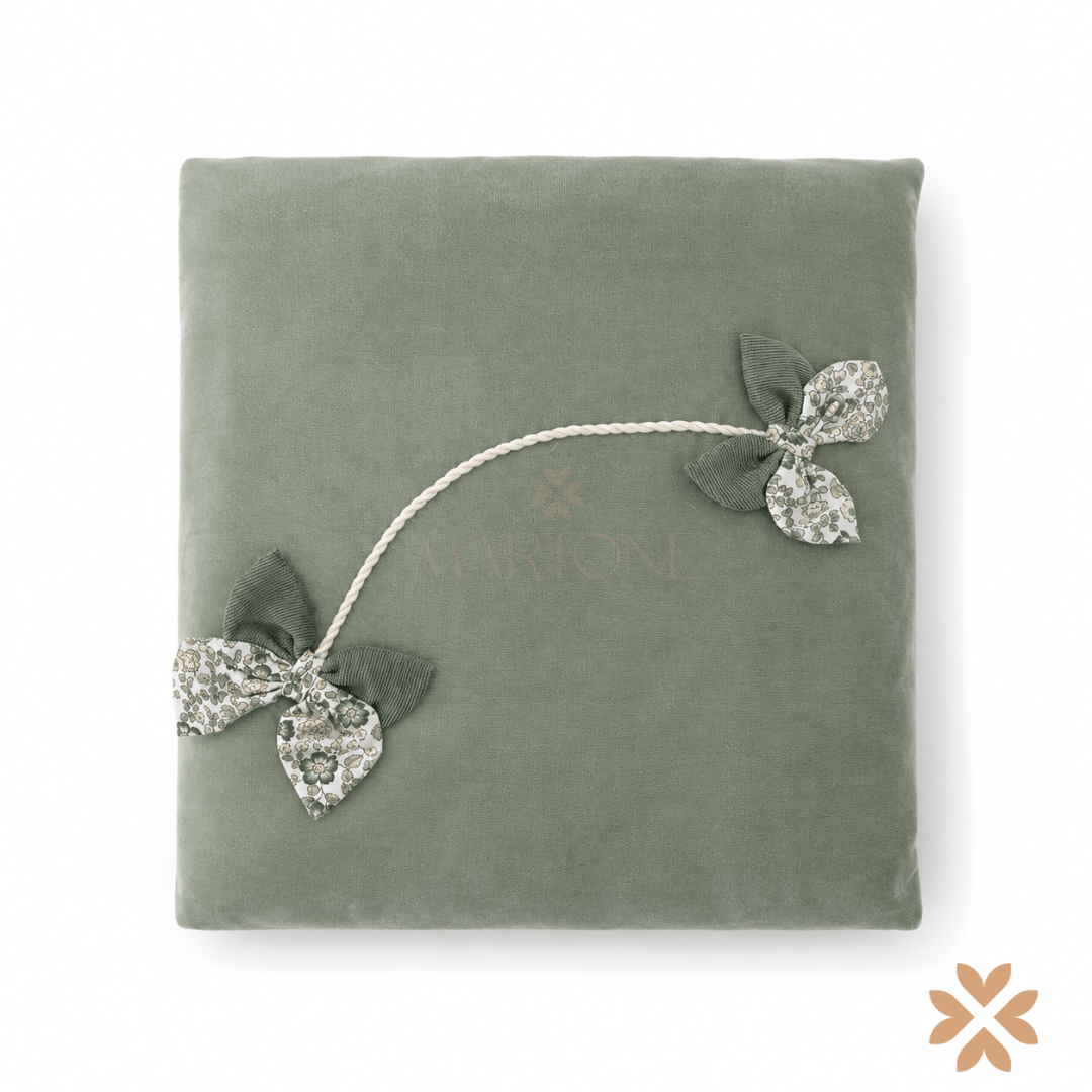 Coperta in verde con fiocchI- Tetto e Tatta